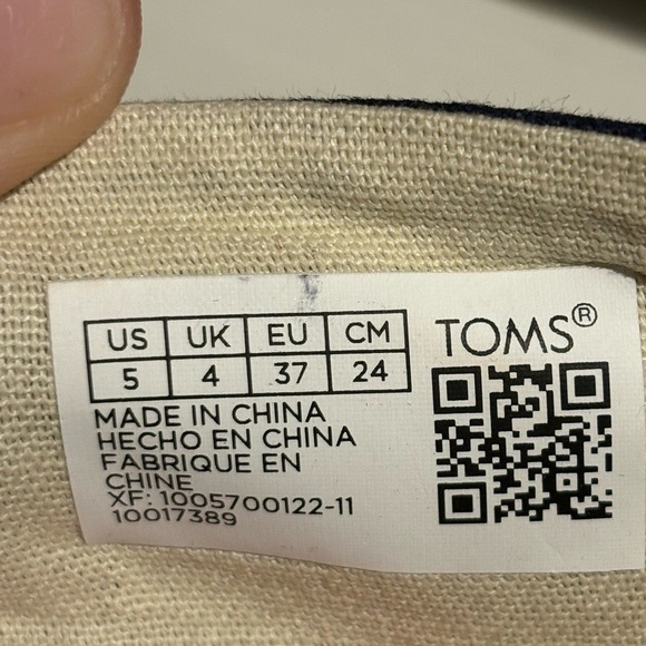 TOMS Classic Canvas Shoes Girls Youth Size 5Y Navy Blue Slip On Casual Shoes - Picture 7 of 9